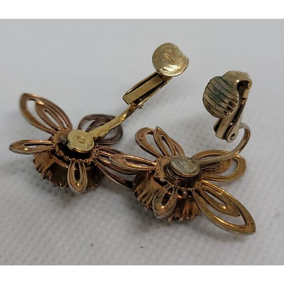Vintage Emerald Green Rhinestone And Gold Tone Unique Flower Clip On Earrings - Picture 5 of 8